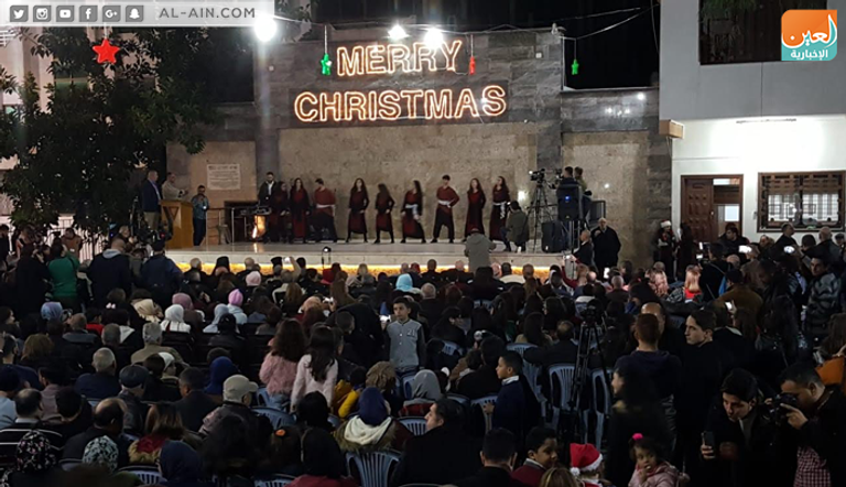فلسطينيون يضيئون شجرة الميلاد بغزة