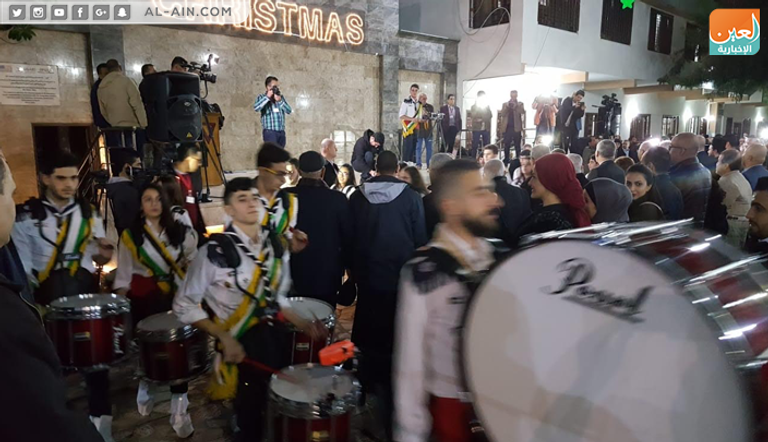 فلسطينيون يضيئون شجرة الميلاد بغزة