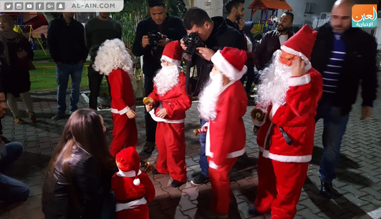 فلسطينيون يضيئون شجرة الميلاد بغزة