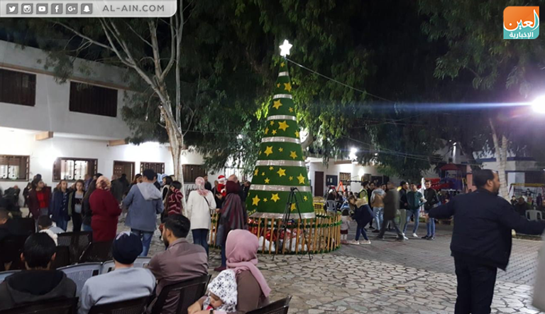 فلسطينيون يضيئون شجرة الميلاد بغزة