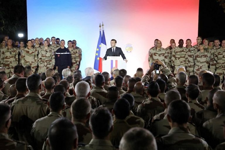 الرئيس الفرنسي إمانويل ماكرون خلال الزيارة