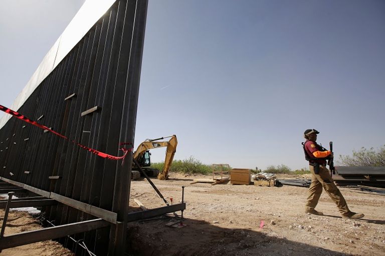 جانب من الجدار الرئيس الأمريكي دونالد ترامب