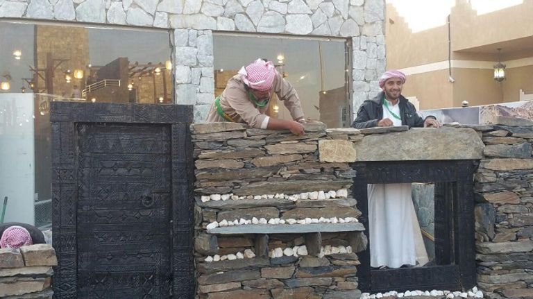 استعراض طرُق بناء البيوت الحجرية في مهرجان الجنادرية. جناح البناء في مهرجان الجنادرية بالسعودية
