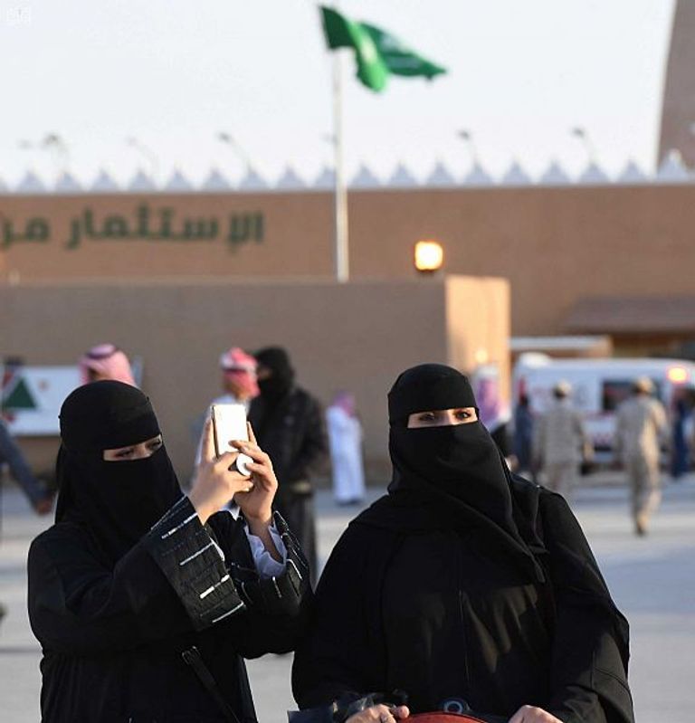 التراث السعودي يجذب عدسات كاميرات الزوار بالجنادرية الـ33