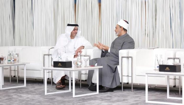 شيخ الأزهر يلتقي سيف بن زايد على هامش ملتقى تحالف الأديان في أبوظبي قيادات الإمارات والزيارات العربية والدولية
