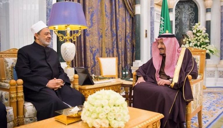 الملك سلمان بن عبدالعزيز آل سعود والدكتور أحمد الطيب خلال اللقاء