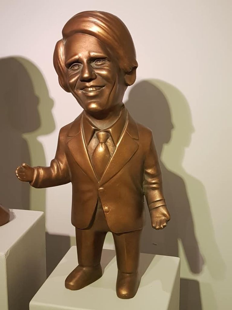 الفنانة مع وزيرة التضامن في المعرض