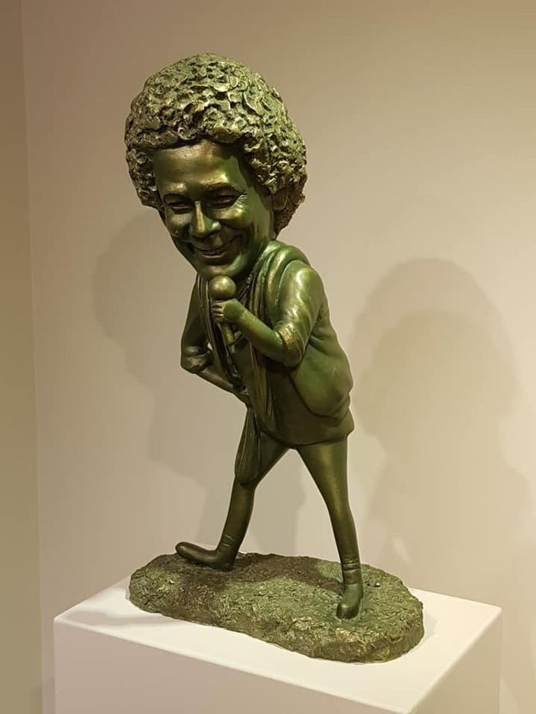 الفنانة مع وزيرة التضامن في المعرض