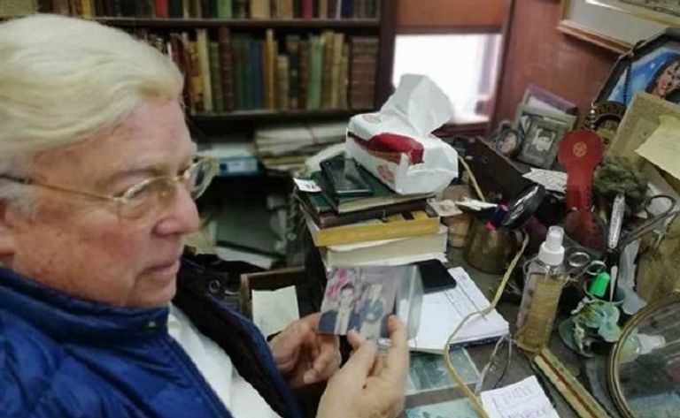 الفنان الراحل حسن كامي في مكتبته