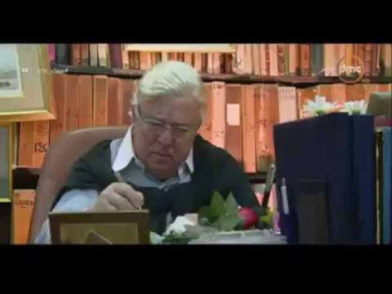 الفنان الراحل حسن كامي في مكتبته