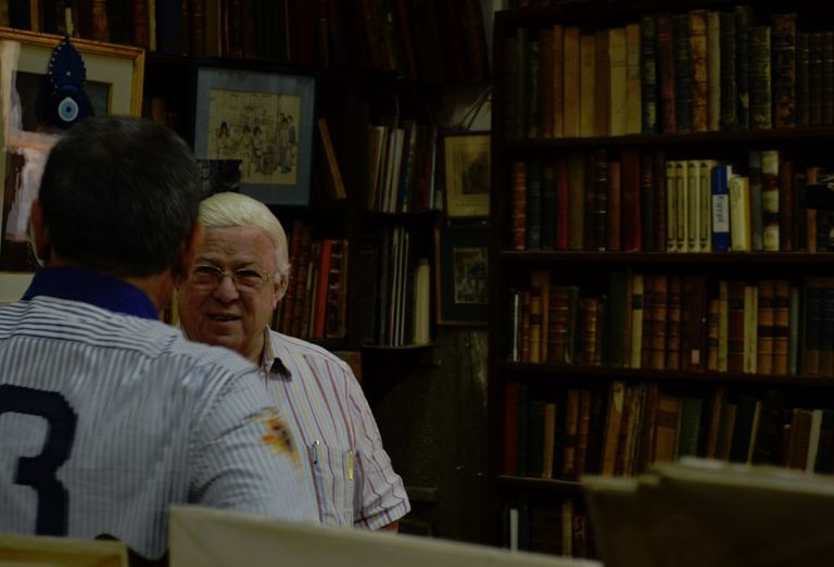 الفنان الراحل حسن كامي في مكتبته