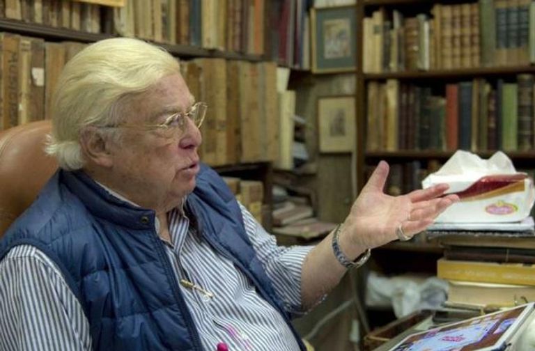 الفنان الراحل حسن كامي في مكتبته