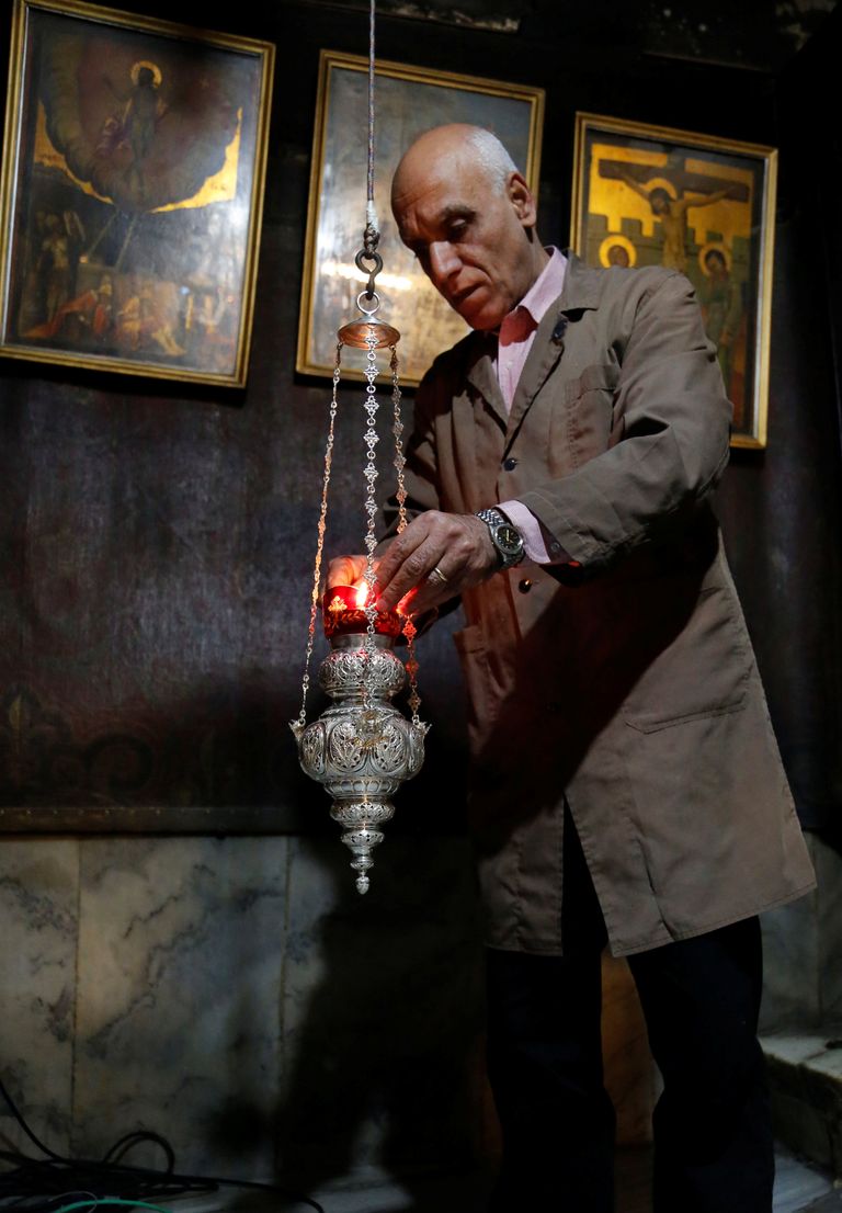 زوار عيد الميلاد يتوافدون على كنيسة المهد