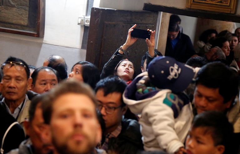 زوار عيد الميلاد يتوافدون على كنيسة المهد