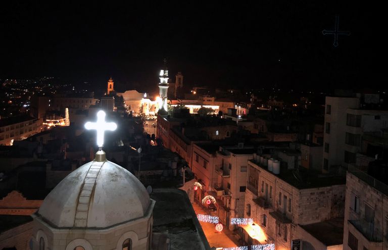 زوار عيد الميلاد يتوافدون على كنيسة المهد