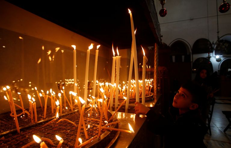 زوار عيد الميلاد يتوافدون على كنيسة المهد