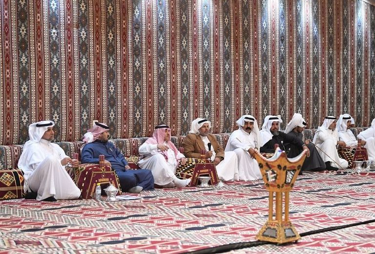 زوار الجنادرية يستذكرون قصص الآباء والأجداد في "مجلس بيت الشعر"