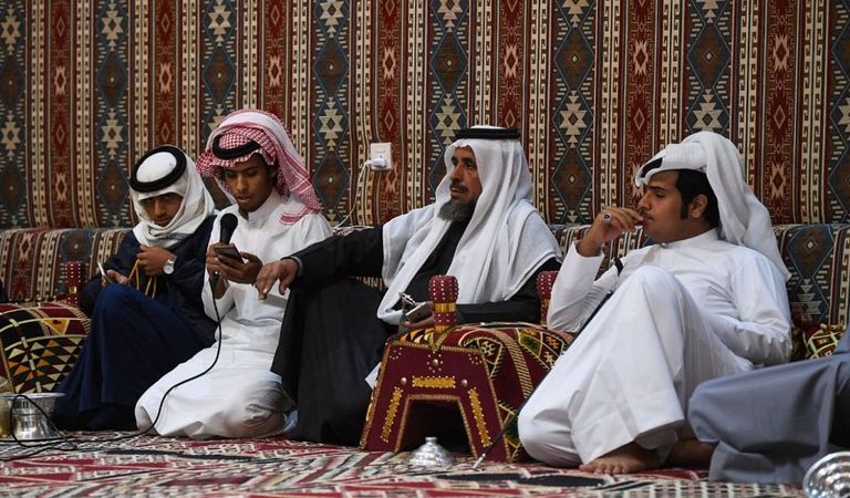 زوار الجنادرية يستذكرون قصص الآباء والأجداد في "مجلس بيت الشعر"