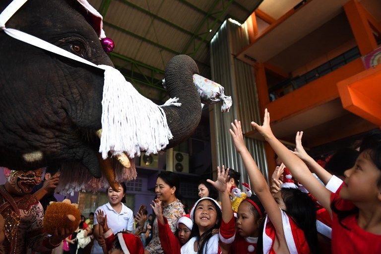 فرقة أفيال توزع هدايا عيد الميلاد على أطفال في تايلاند