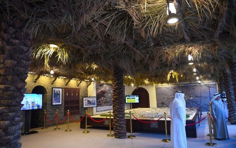 زوار بيت المدينة المنورة بـ"الجنادرية" يخوضون رحلة إلى زمن النبوة