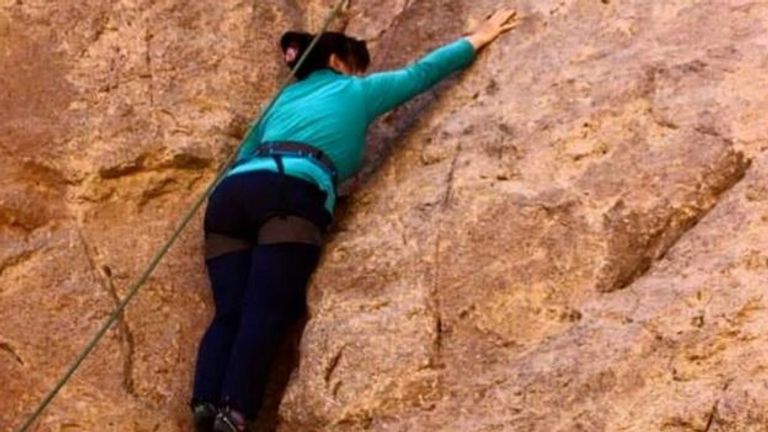 الشابة المصرية جوزفين عزيز تتسلق أحد الجبال بمصر