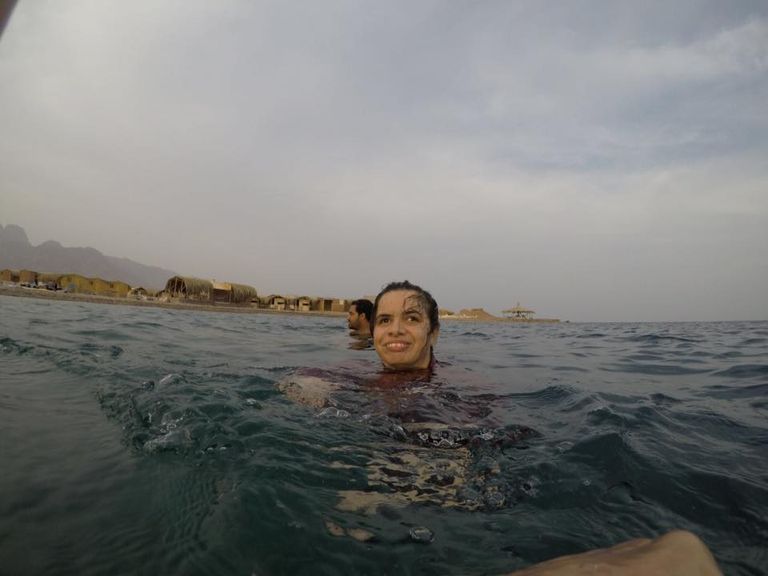 الشابة المصرية جوزفين عزيز تتسلق أحد الجبال بمصر