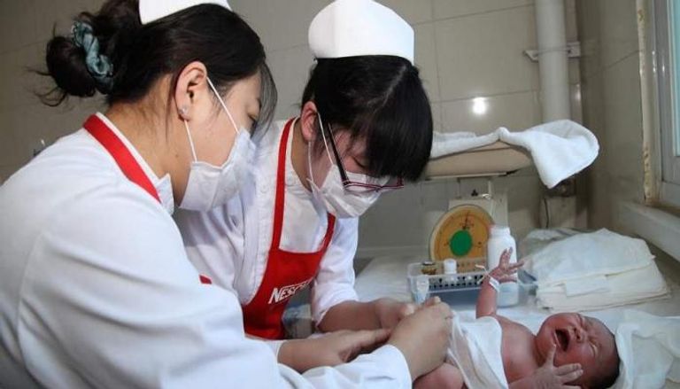 الصين تعزز خدمات رعاية الأطفال والأمهات لرفع معدل المواليد