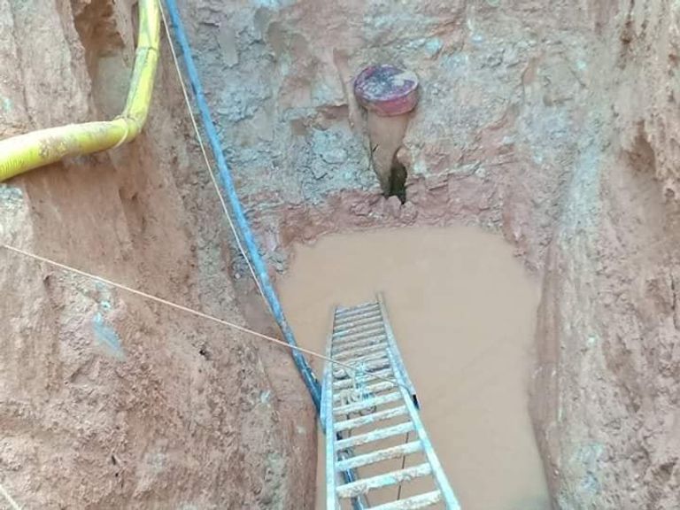 محاولات إنقاذ عياش الأنبوب المائي الذي سقط فيه الشاب عياش في الجزائر