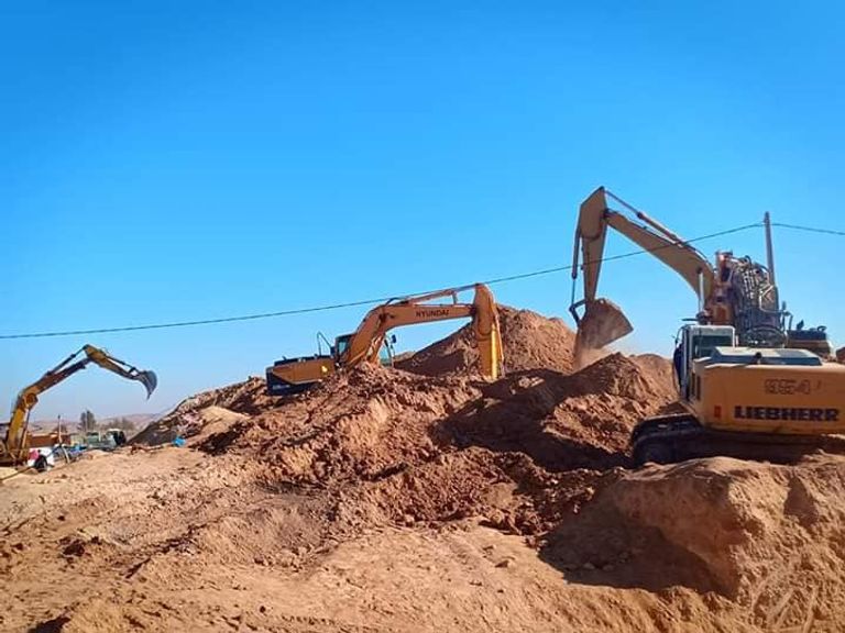 محاولات إنقاذ عياش الأنبوب المائي الذي سقط فيه الشاب عياش في الجزائر