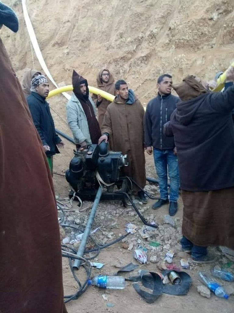 محاولات إنقاذ عياش الأنبوب المائي الذي سقط فيه الشاب عياش في الجزائر