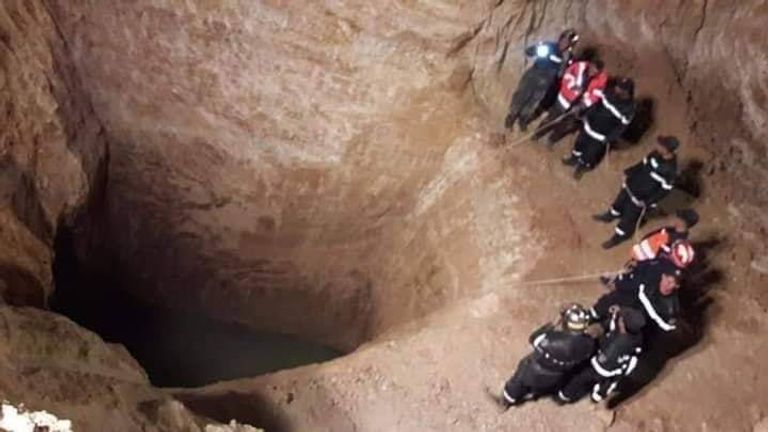 محاولات إنقاذ عياش الأنبوب المائي الذي سقط فيه الشاب عياش في الجزائر