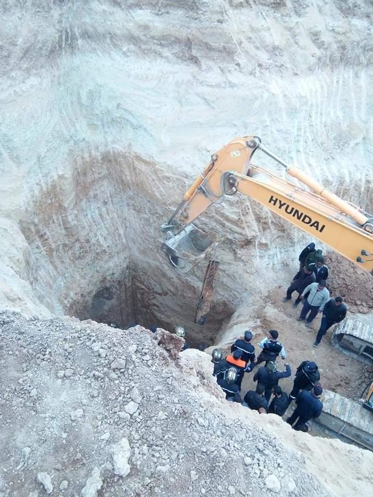 محاولات إنقاذ عياش الأنبوب المائي الذي سقط فيه الشاب عياش في الجزائر