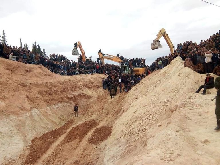 محاولات إنقاذ عياش الأنبوب المائي الذي سقط فيه الشاب عياش في الجزائر