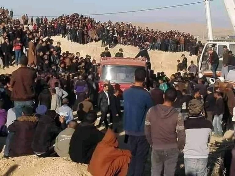 محاولات إنقاذ عياش الأنبوب المائي الذي سقط فيه الشاب عياش في الجزائر