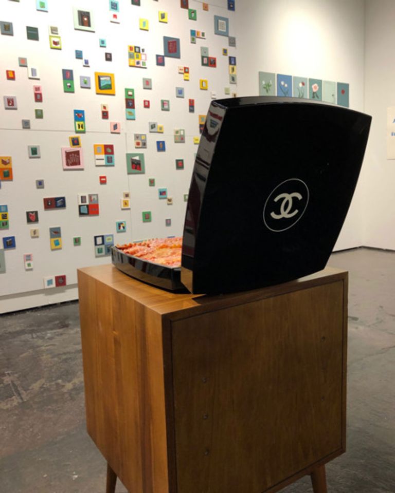 فنانة كندية تملأ علبة بودرة "شانيل" بـ"اللازاني