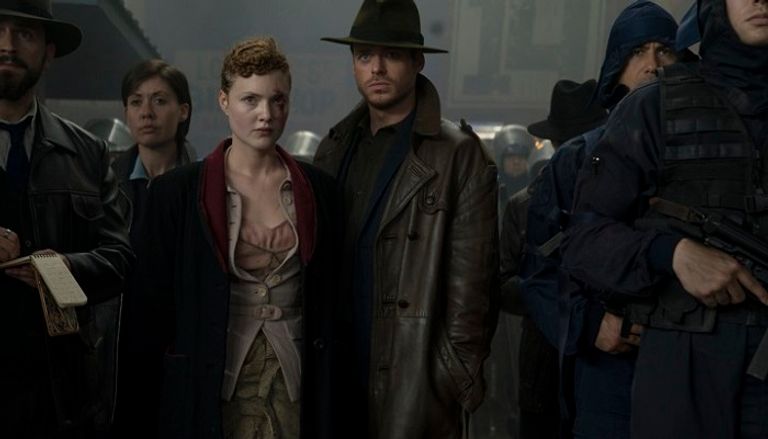 بيندكت في مشهد من مسلسل "باتريك ميلروز"