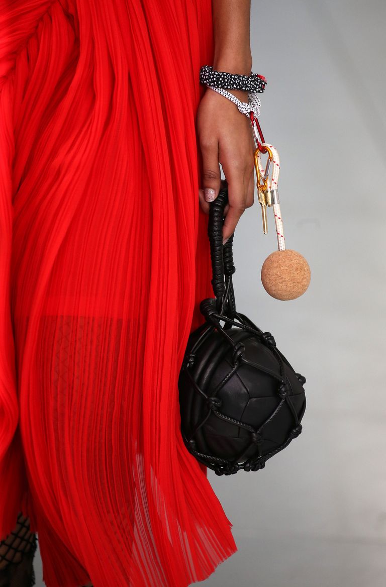 أجمل وأغرب صيحات الموضة خلال عام 2018 - صورة أرشيفية