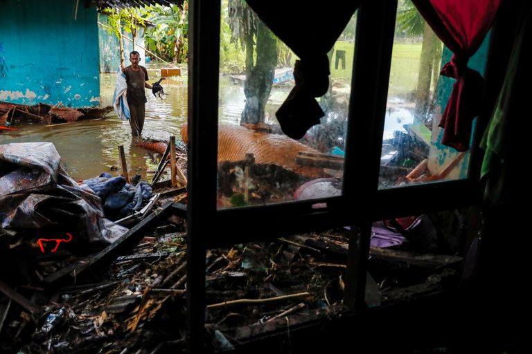 ضحايا تسونامي إندونيسيا يتزايدون مع مواصلة البحث عن المفقودين