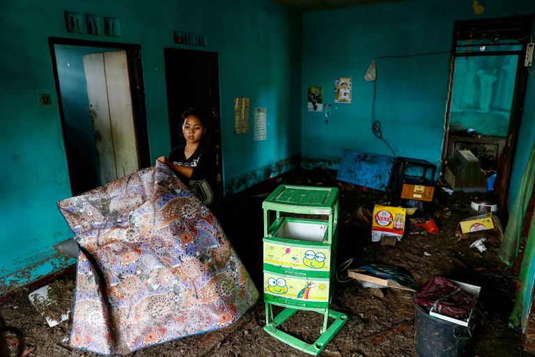 ضحايا تسونامي إندونيسيا يتزايدون مع مواصلة البحث عن المفقودين