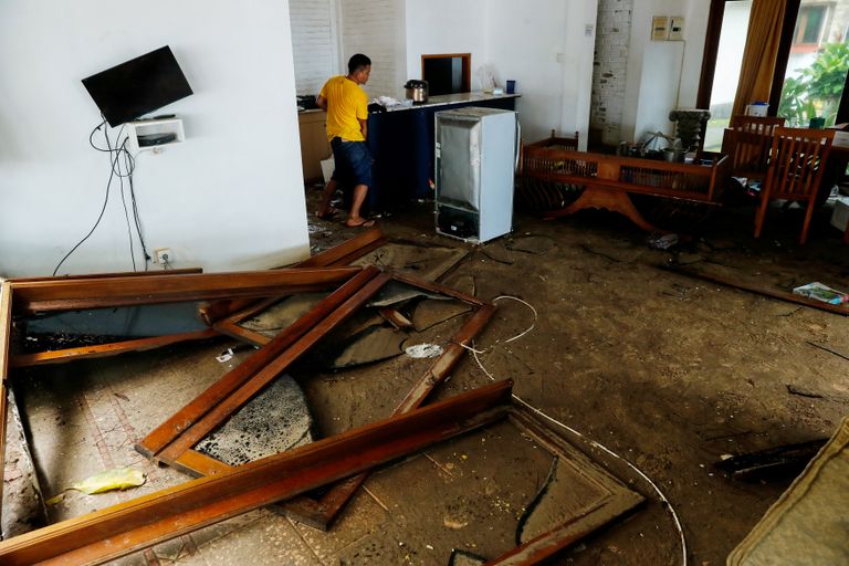 ضحايا تسونامي إندونيسيا يتزايدون مع مواصلة البحث عن المفقودين