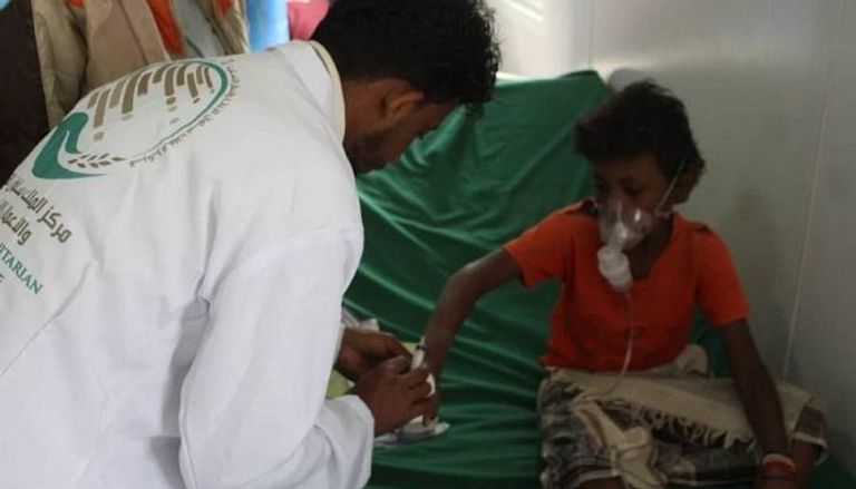 العيادات المتنقلة التابعة لـ"سلمان للإغاثة" تسعف نازحي الخوخة اليمنية