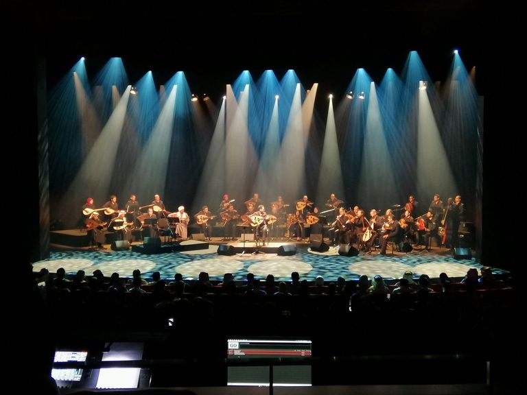 نصير شمة خلال إحيائه حفلات بالسعودية