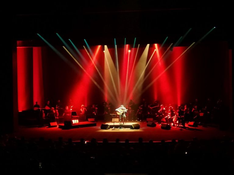 نصير شمة خلال إحيائه حفلات بالسعودية