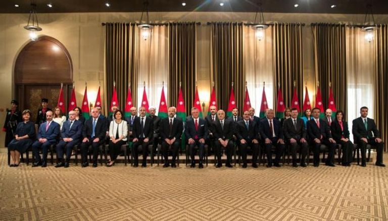 الحكومة الأردنية برئاسة عمر الرزاز يتوسطها الملك عبدالله الثاني