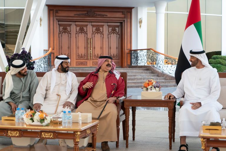 الشيخ محمد بن زايد والملك حمد بن عيسى آل خليفة في قصر البحر