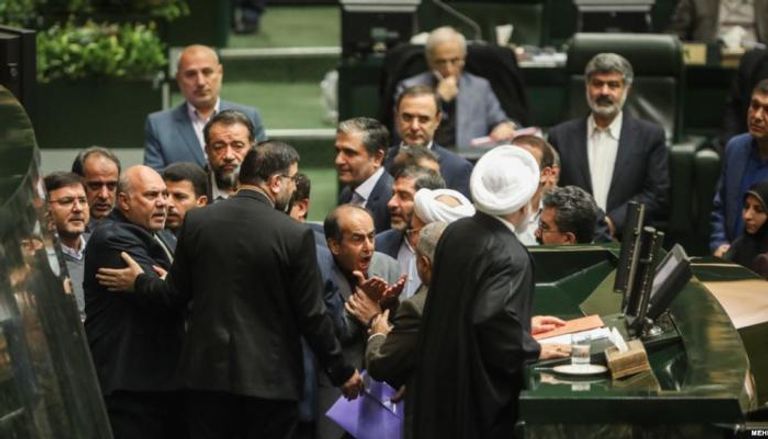نواب إيرانيون يحتجون على روحاني بالبرلمان