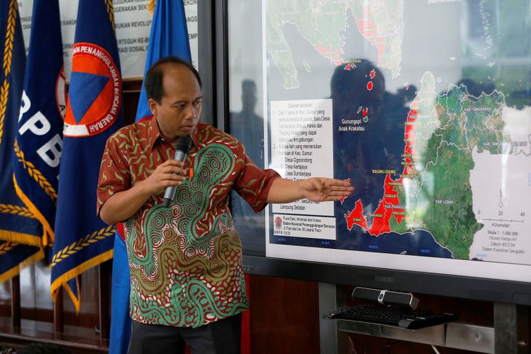 رجال الإنقاذ يواصلون البحث عن ناجين