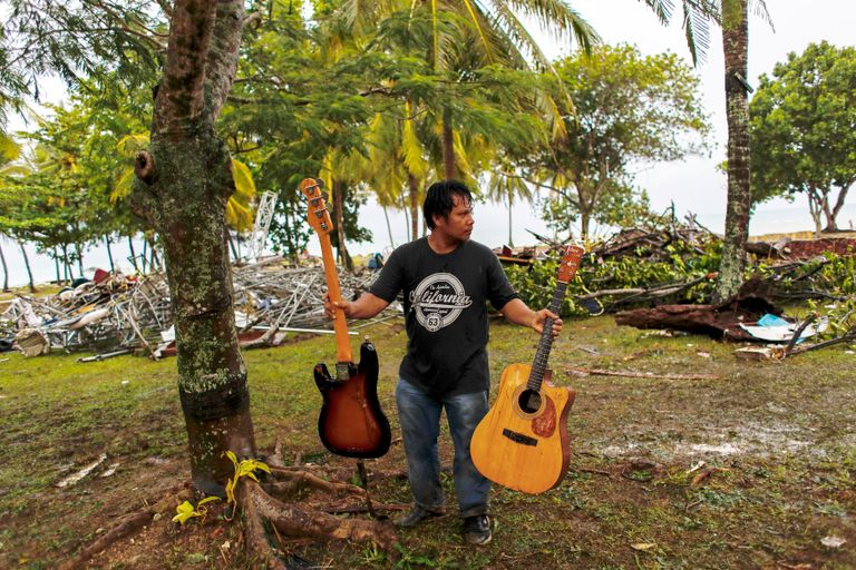 رجال الإنقاذ يواصلون البحث عن ناجين