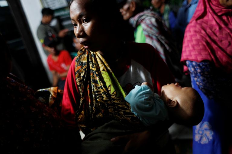 رجال الإنقاذ يواصلون البحث عن ناجين