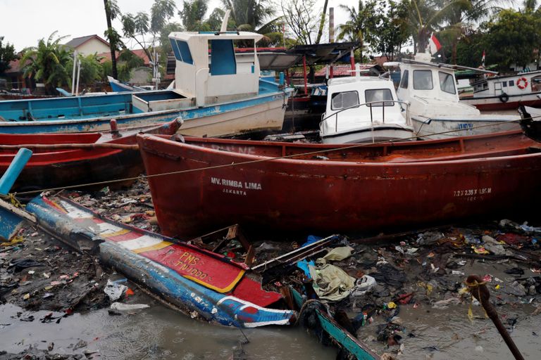 رجال الإنقاذ يواصلون البحث عن ناجين